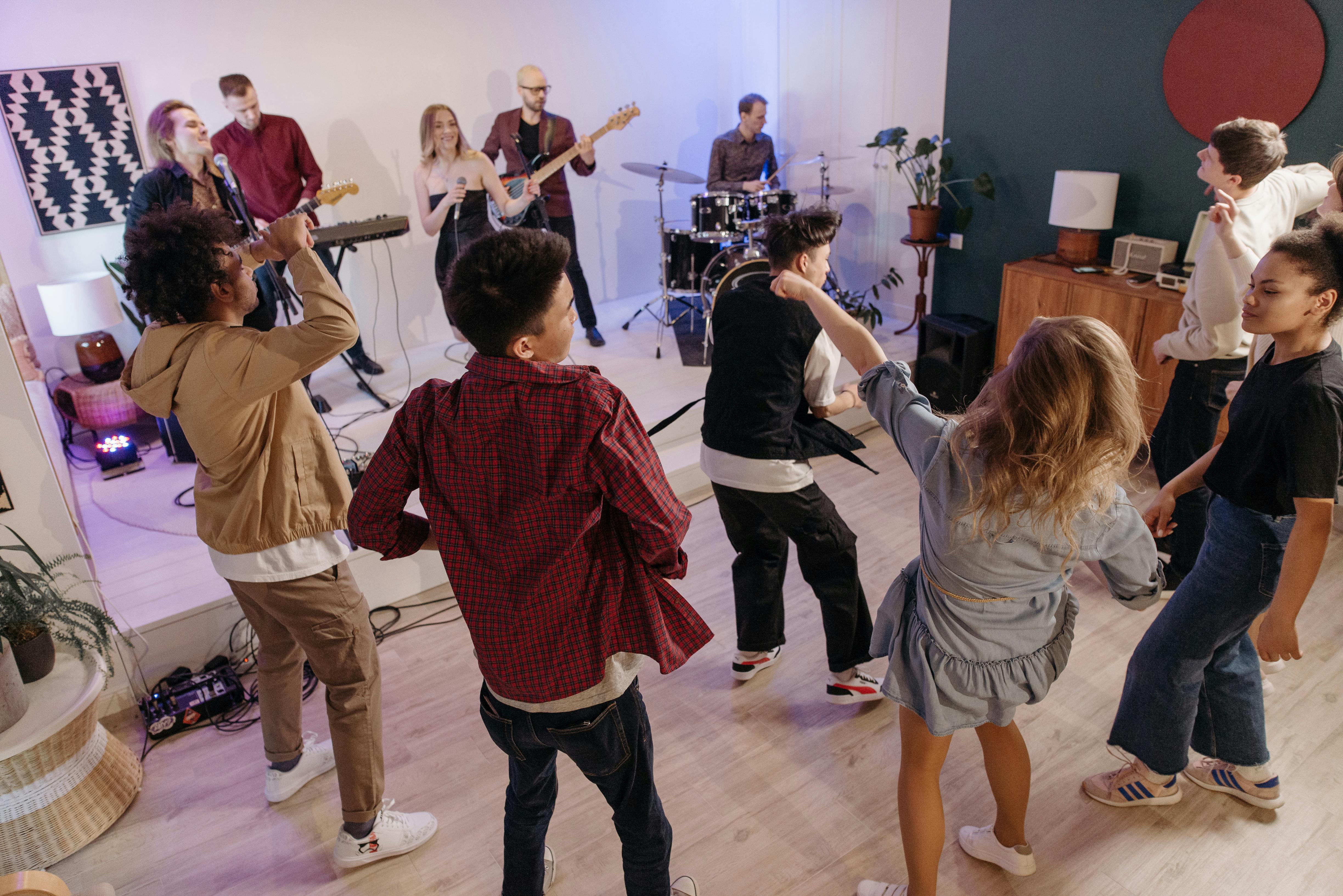 Jóvenes bailando y disfrutando música en una sesión de educación artística